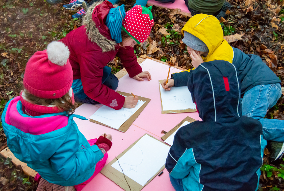 Gemeinsam einen Raum bauen –  Kinderworkshop mit dem kReAtivUM